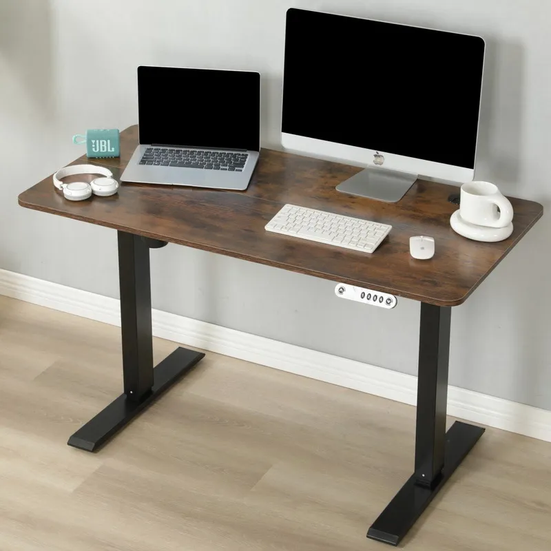 Bàn nâng hạ Mxtark 120x60 mặt gỗ nâu chân đen, trên bàn có laptop, màn hình, bàn phím và tai nghe