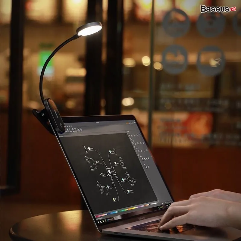 Baseus Comfort Reading Mini kẹp lên cạnh màn hình laptop, rọi sáng bàn phím trong quán tối