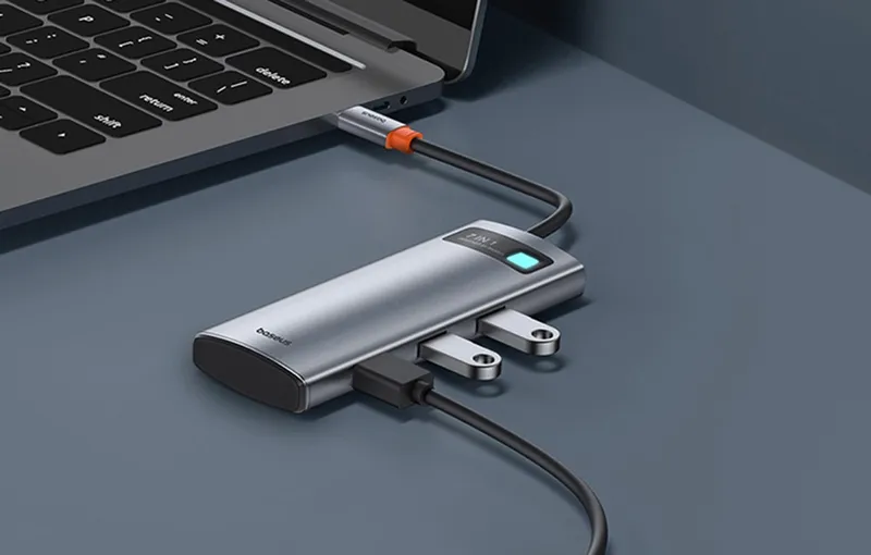 Hub Baseus Metal Gleam nối laptop, cắm USB và cáp vào các cổng USB-A