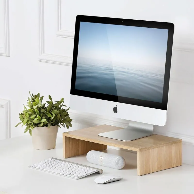 Kệ SMLIFE Angela màu vân gỗ sáng kê màn hình iMac, bàn phím và chuột phía trước