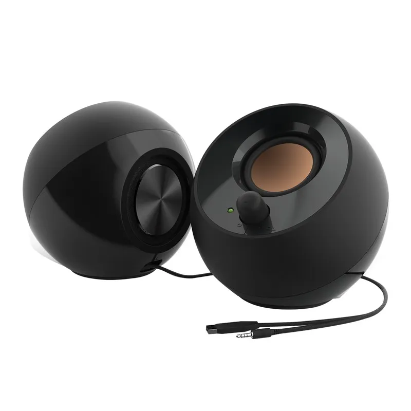 Creative Pebble màu đen, một loa quay lưng thấy màng cộng hưởng tròn, dây USB và jack 3.5mm