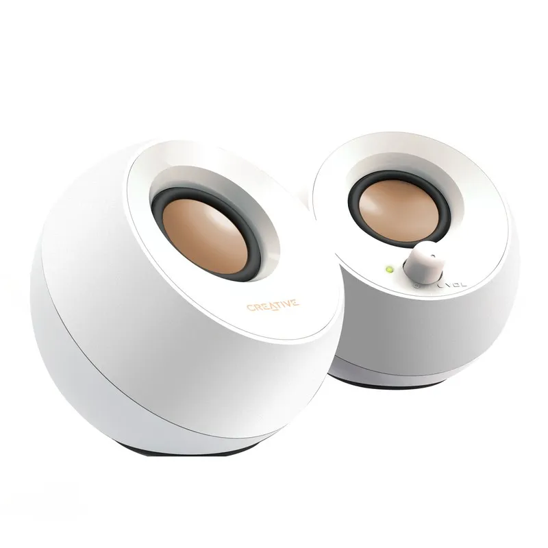 Creative Pebble màu trắng nhìn chéo, củ loa màu đồng và logo Creative