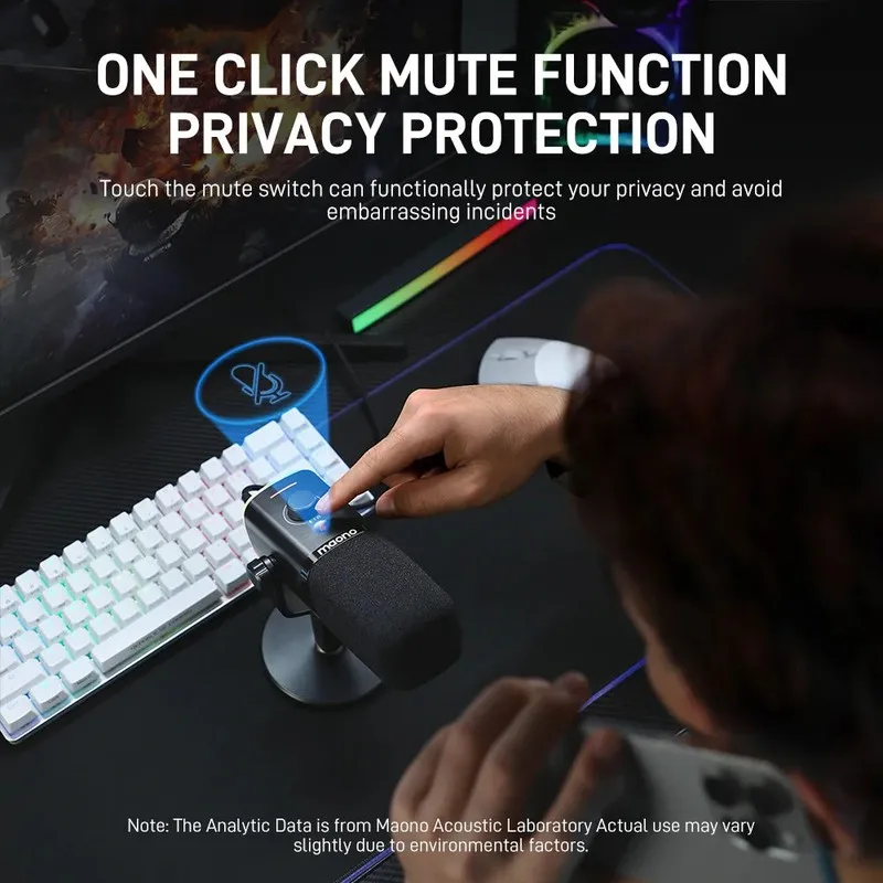 Tay người bấm nút tắt tiếng trên thân MAONO PD100X đặt cạnh bàn phím