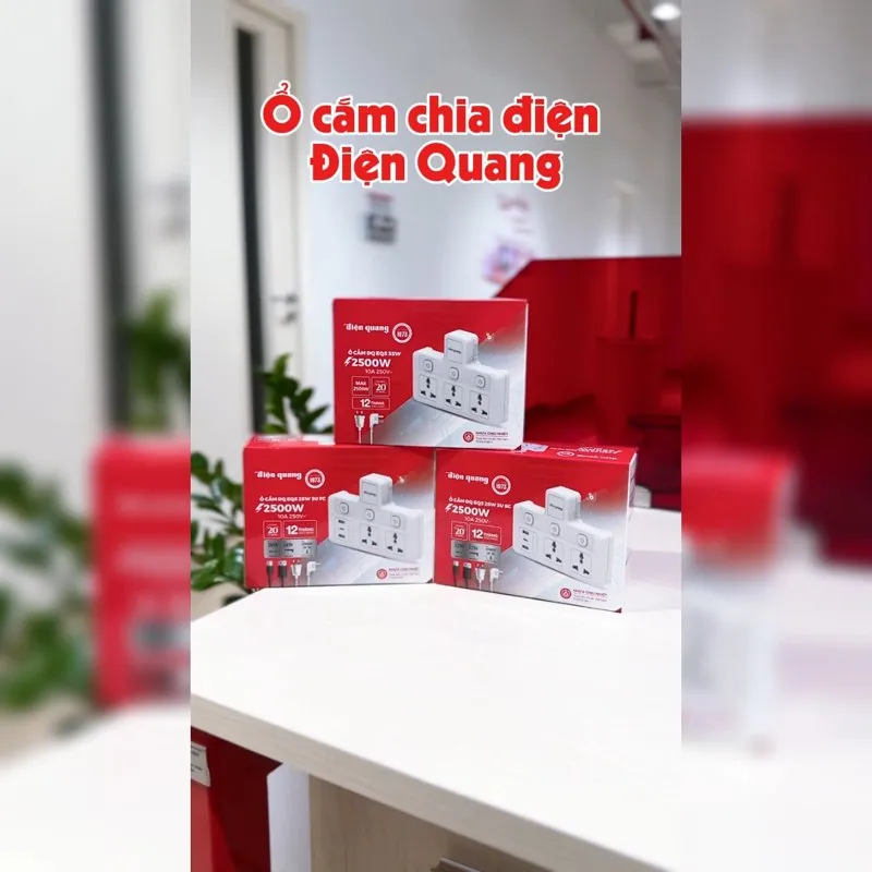 Hộp ổ chia điện Điện Quang đặt trên bàn trong cửa hàng