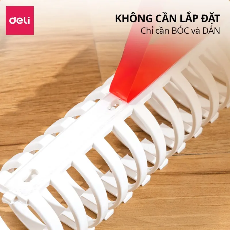 Bóc lớp giấy keo ở đế máng đi dây Deli trước khi dán